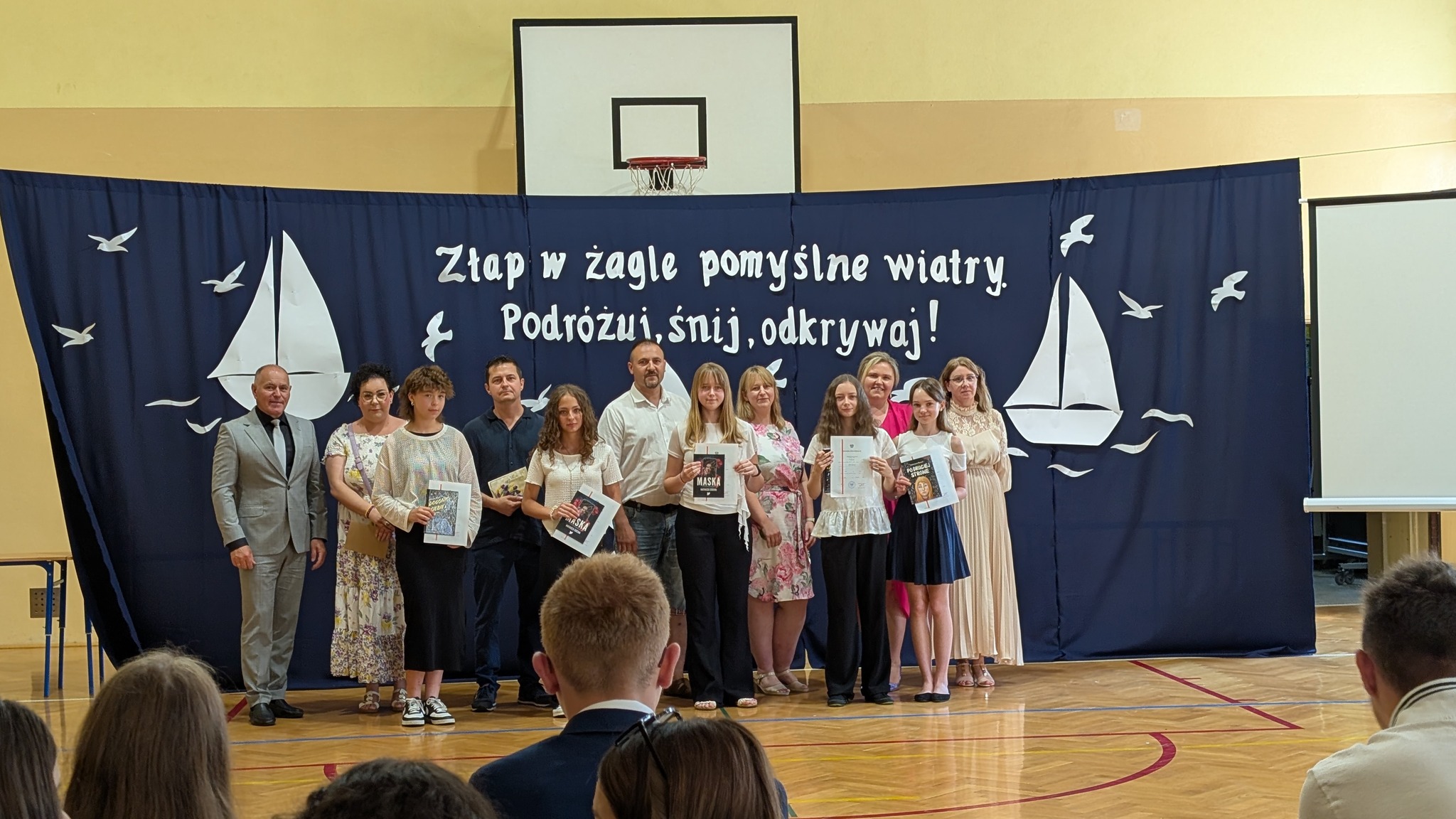 Uczniowie z SP1 Pszów z nauczycielami i rodzicami na akademii